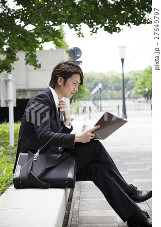 ビジネス　ビジネスマン　男性　保険　金融　営業　セールスマン　営業マン 27640797