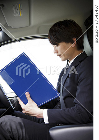 ビジネス 運転 車 運転手 ドライバー 車内 移動 男性 ビジネスマン ビジネス 運転 車 運転手 ドライバー 車内 移動 男性 ビジネスマン 27642407