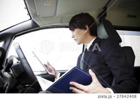 ビジネス 運転 車 運転手 タブレット ドライバー 車内 移動 男性 ビジネスマン ビジネス 運転 車 運転手 タブレット ドライバー 車内 移動 男性 ビジネスマン 27642408