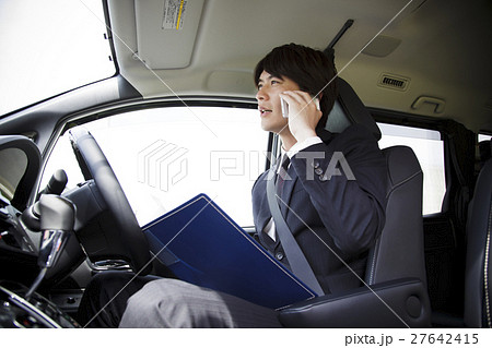 ビジネス　運転　車　運転手　スマートフォン　スマホ　ドライバー　車内　移動　男性　ビジネスマン 27642415