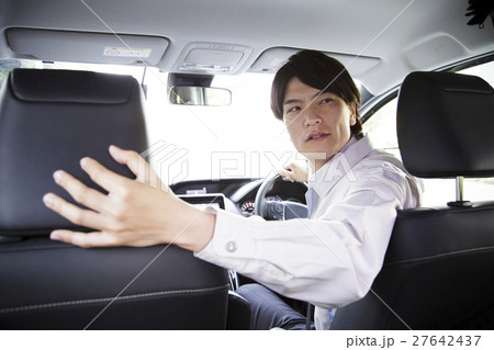 ビジネス　運転　車　運転手　建設　建築　製造　不動産　通勤　出勤　ドライバー　男性　ビジネスマン 27642437