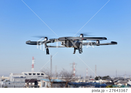 飛行中のドローン 27643367