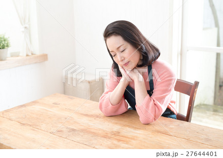 シニア　主婦　うたた寝 27644401