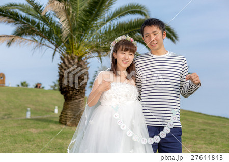 ブライダルフォト ウエディングドレス姿 ガーランドの写真素材