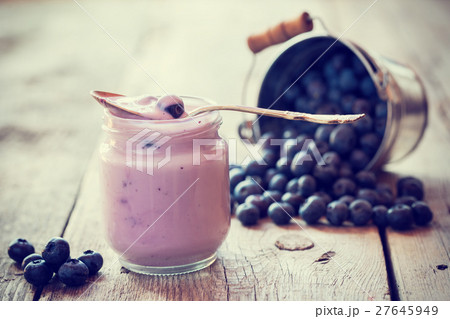 Fresh yogurt and blueberries Fresh yogurt and blueberries 27645949
