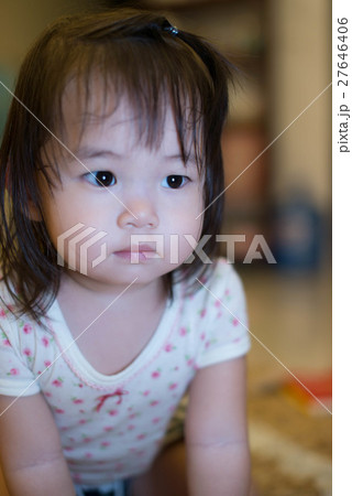 幼児の女の子 2歳 日本人 ベトナム ダナン 一人 の写真素材