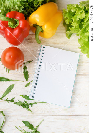 bell pepper, green salad and notepad 27647576