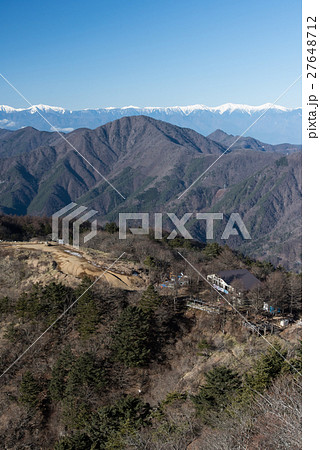 三ツ峠 開運山から見た山小屋と御坂黒岳 三ツ峠 開運山から見た山小屋と御坂黒岳 27648712