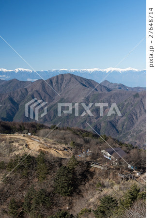 三ツ峠 開運山から見た山小屋と御坂黒岳 三ツ峠 開運山から見た山小屋と御坂黒岳 27648714