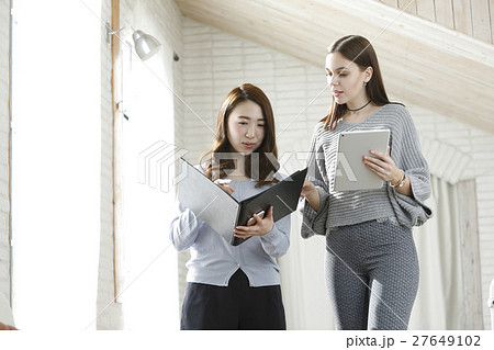 ビジネスシーン　ミーティング　インターナショナル 27649102