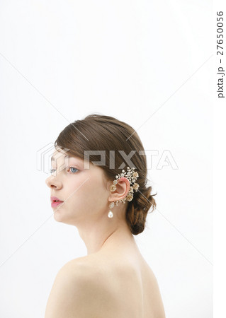 ブライダルビューティーショット　外国人女性　ウエディング　イヤーカフ 27650056