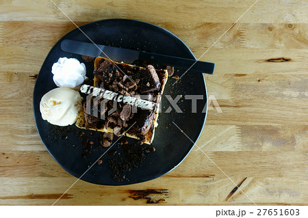 Honey toast with ice cream 27651603