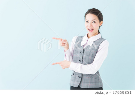 事務の女性(青背景) 事務の女性(青背景) 27659851