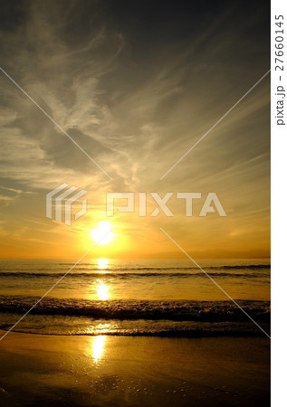 海岸の夕景・片瀬西浜海水浴場 27660145