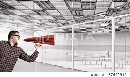 Hipster man shout in trumpet Hipster man shout in trumpet 27662912
