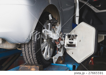 Car wheel fixed with computerized wheel alignment machine clamp 27665591
