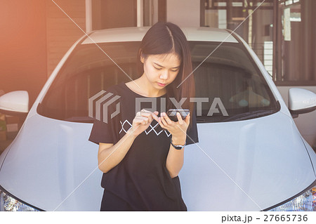 woman hand holding and using mobile on car  27665736