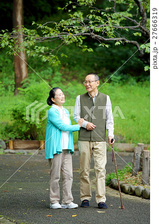 シニア夫婦　屋外・公園 27666319