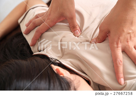 マッサージを受ける女性 マッサージを受ける女性 27667258