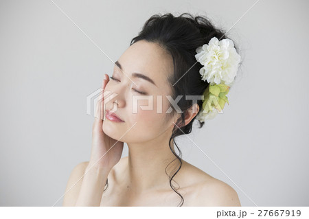 若い女性 若い女性 27667919