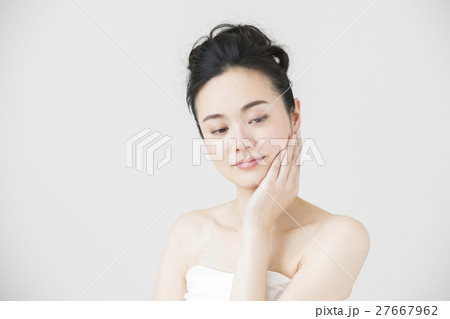 若い女性 若い女性 27667962