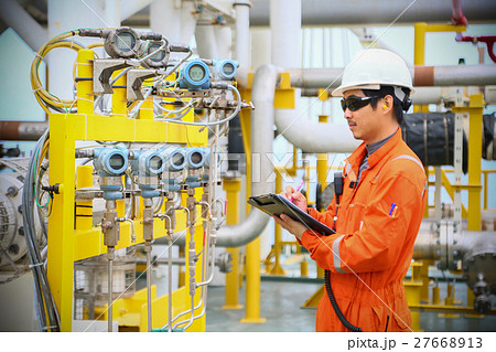 operator recording operation of oil and gas  27668913