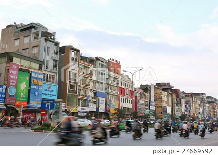 ベトナム　夕方のバイクラッシュ風景 27669592