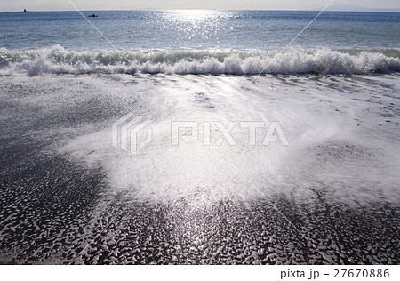 茅ヶ崎海岸砂浜の引く波のアート 27670886