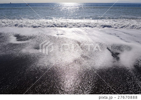 群青色の海と砂浜に残る白波の模様 27670888