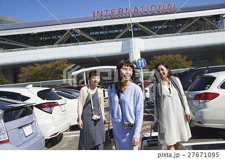 女友達　空港 27671095