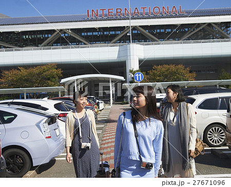 女友達　空港 27671096