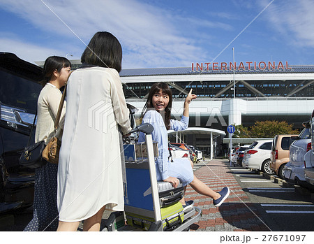 女友達　空港 27671097