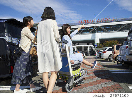 女友達　空港 27671109