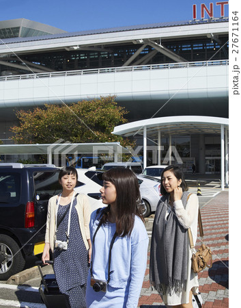 女友達　空港 27671164