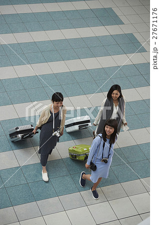 女友達　空港 27671176