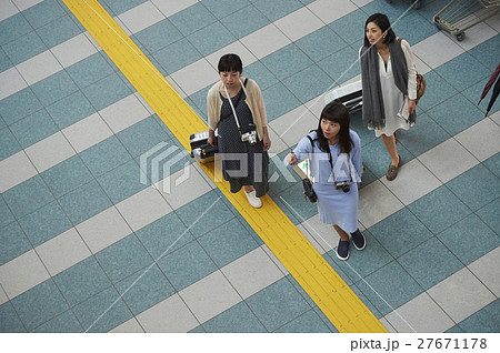 女友達　空港 27671178