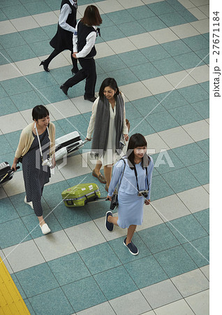 女友達　空港 27671184