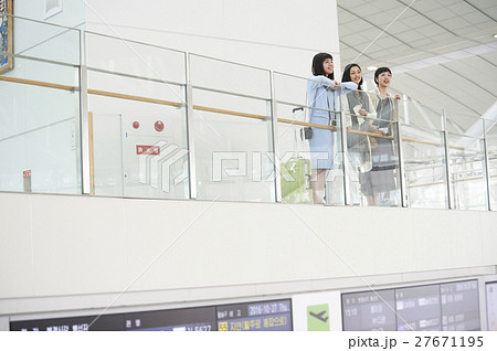 女友達　空港 27671195