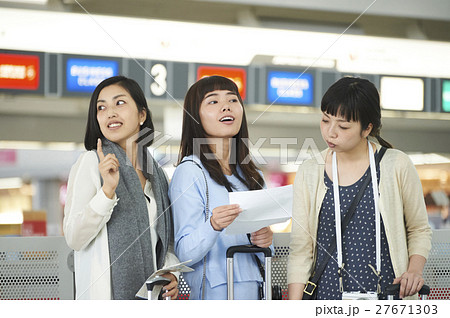 女性　空港 27671303