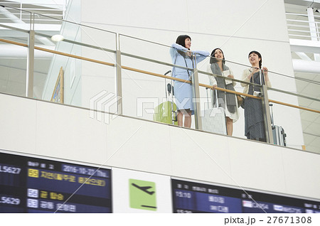 女性　空港 27671308
