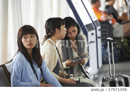 女性　空港 27671309