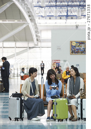 女性　空港 27671338