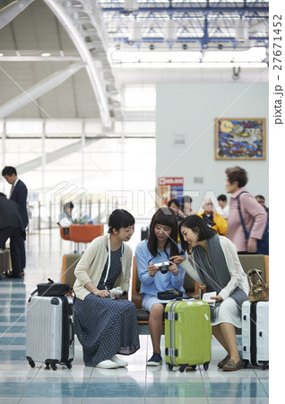 女友達　空港 27671452