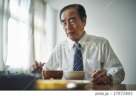 シニア　生活シーン 27672803