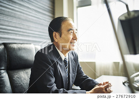 シニア　ビジネス 27672910