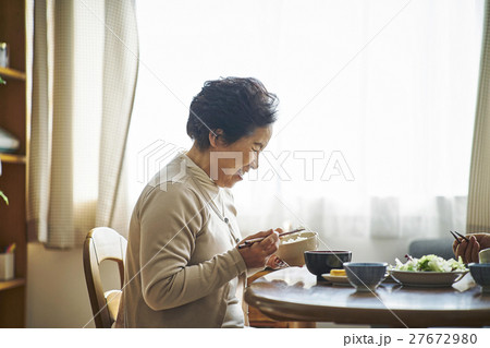 シニア 生活シーン シニア 生活シーン 27672980