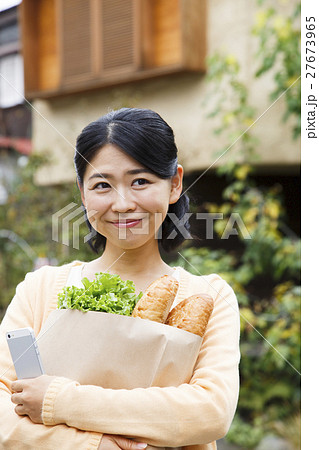 買い物　ショッピング　スマホ　女性　買物　家事　主婦　若い女性　ライフスタイル 27673965