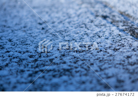 薄い雪 アスファルト 霜 薄い雪 アスファルト 霜 27674172