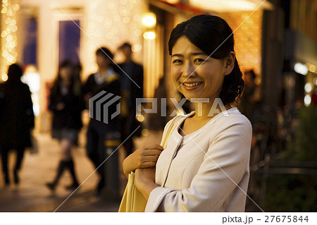 待ち合わせ 夜 アフター5 デート ショッピング 買い物 女性 ビジネスウーマン 若い女性 待ち合わせ 夜 アフター5 デート ショッピング 買い物 女性 ビジネスウーマン 若い女性 27675844