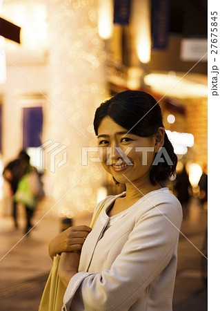 待ち合わせ　夜　アフター5　デート　ショッピング　買い物　女性　ビジネスウーマン　若い女性 27675845